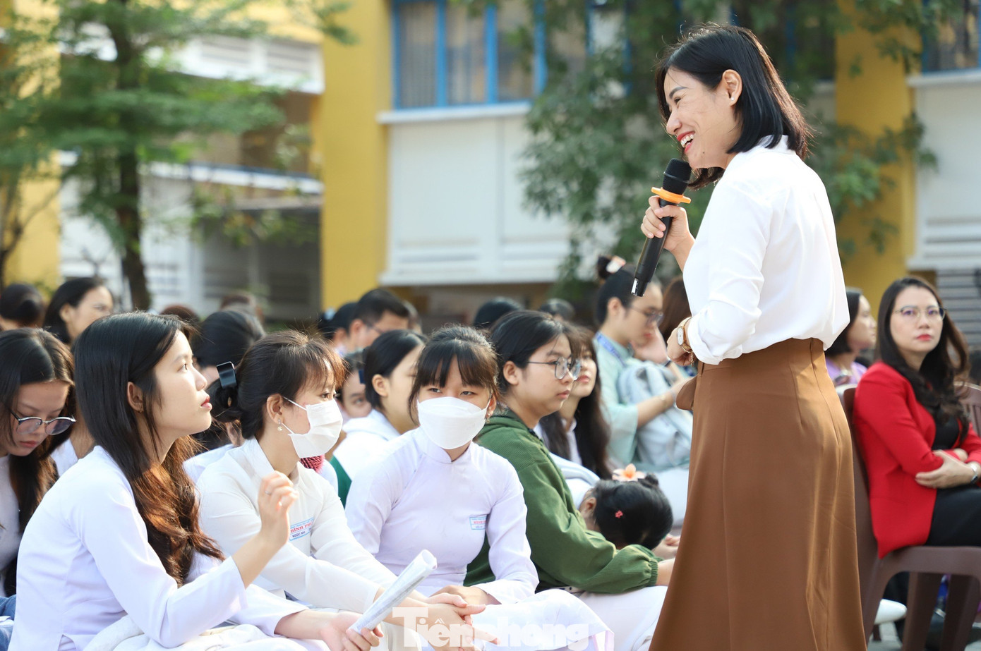 Thạc sĩ Phan Thị Mai Quyên giao lưu, chia sẻ với học sinh (ảnh: Ngô Tùng)