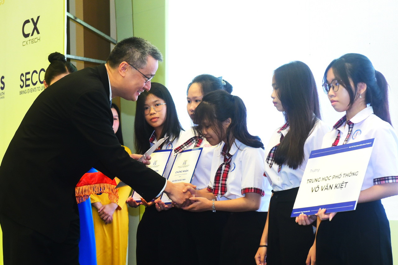 Học sinh được nhận học bổng của Quỹ Đinh Thiện Lý Học sinh được nhận học bổng của Quỹ Đinh Thiện Lý