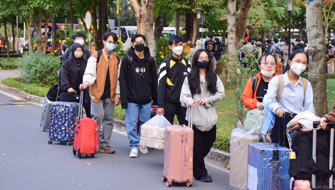Sinh viên háo hức kéo va li, hành lý lên xe về quê đón Tết