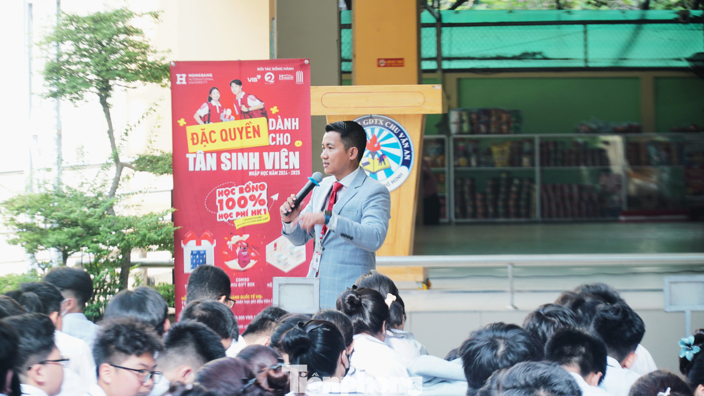 Thạc sĩ Lý Quốc Huy - Phó giám đốc Trung tâm tư vấn tuyển sinh Trường ĐH Quốc tế Hồng Bàng chia sẻ chọn ngành, chọn nghề với các em học sinh (ảnh: Vương Tín)