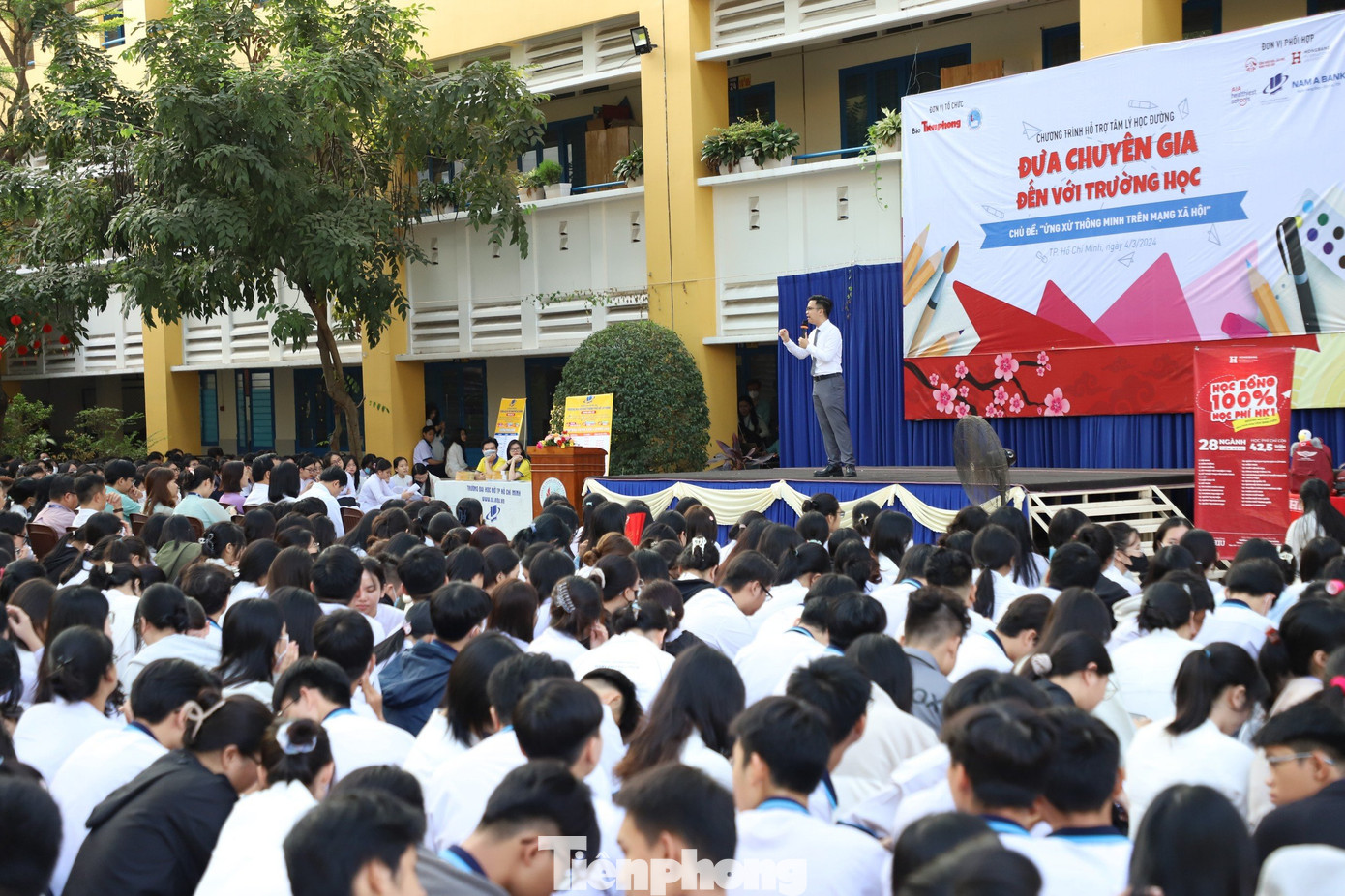 Hơn 2.000 học sinh trường THPT Bình Phú hào hứng tham gia chương trình Hỗ trợ tâm lý học đường - Đưa chuyên gia đến với trường học do báo Tiền Phong tổ chức (ảnh; Ngô Tùng)