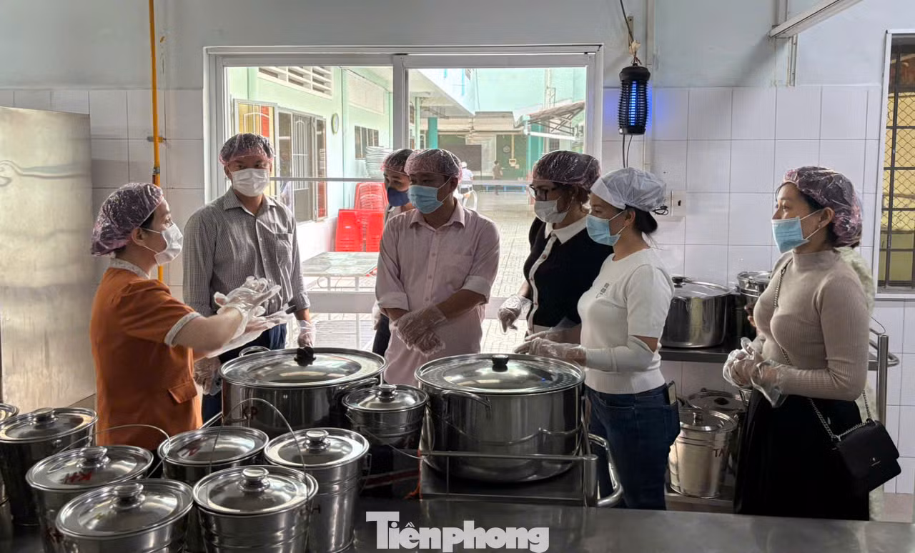 "Có ba khung thời gian để phụ huynh lựa chọn bao gồm: 5h45 tham quan phần tiếp phẩm sơ chế; 8h00 bắt đầu quy trình bếp 1 chiều, chế biến thức ăn; 10h-10h30 là khâu chia khẩu phần ăn cho các con” bà Nhung nói.