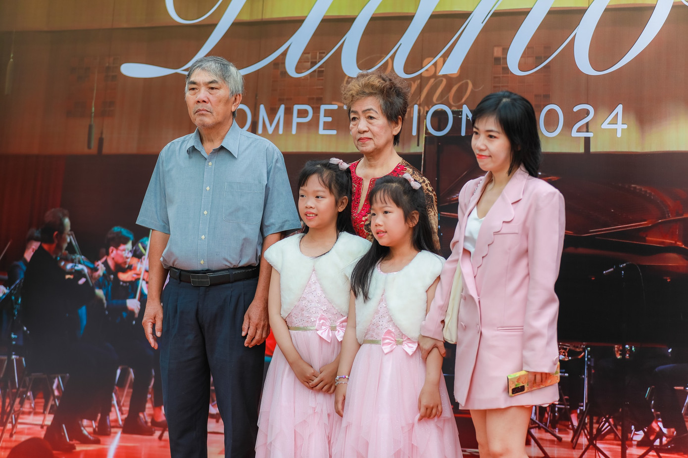 Hai thí sinh nhí tham gia cuộc thi Piano Hai thí sinh nhí tham gia cuộc thi Piano