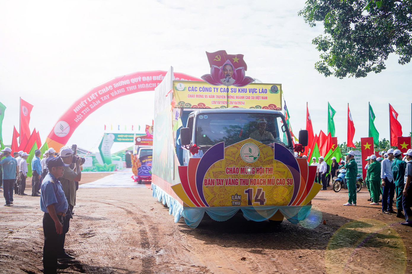 Đoàn xe diễu hành đưa thí sinh vào trường thi. (ảnh: Phạm Nguyễn)