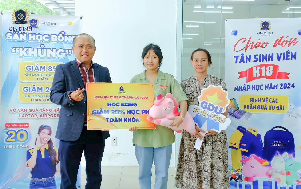 Tân sinh viên nhập học tại Trường ĐH Gia Định được nhận ngay học bổng và quà