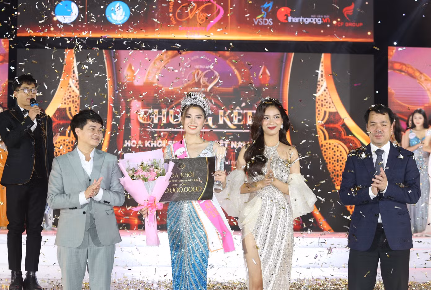 Anh Ngô Văn Cương, Bí thư T.Ư Đoàn TNCS HCM (bìa phải) trao giải cho tân hoa khôi Sinh viên Việt Nam 2023 Trịnh Huyền Mai
