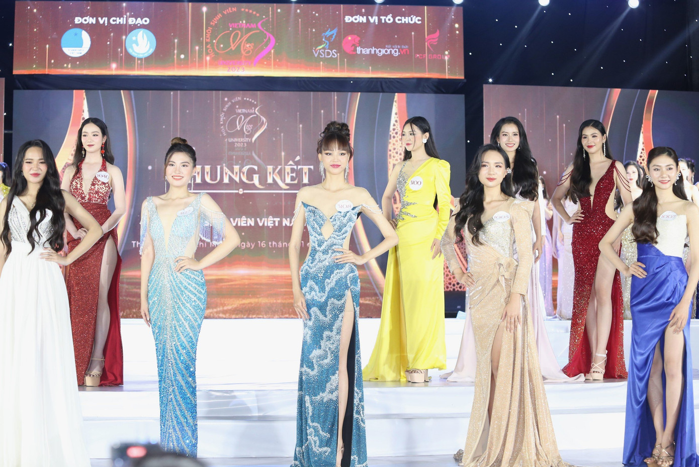 Top 5 thí sinh vào phần thi ứng xử Top 5 thí sinh vào phần thi ứng xử