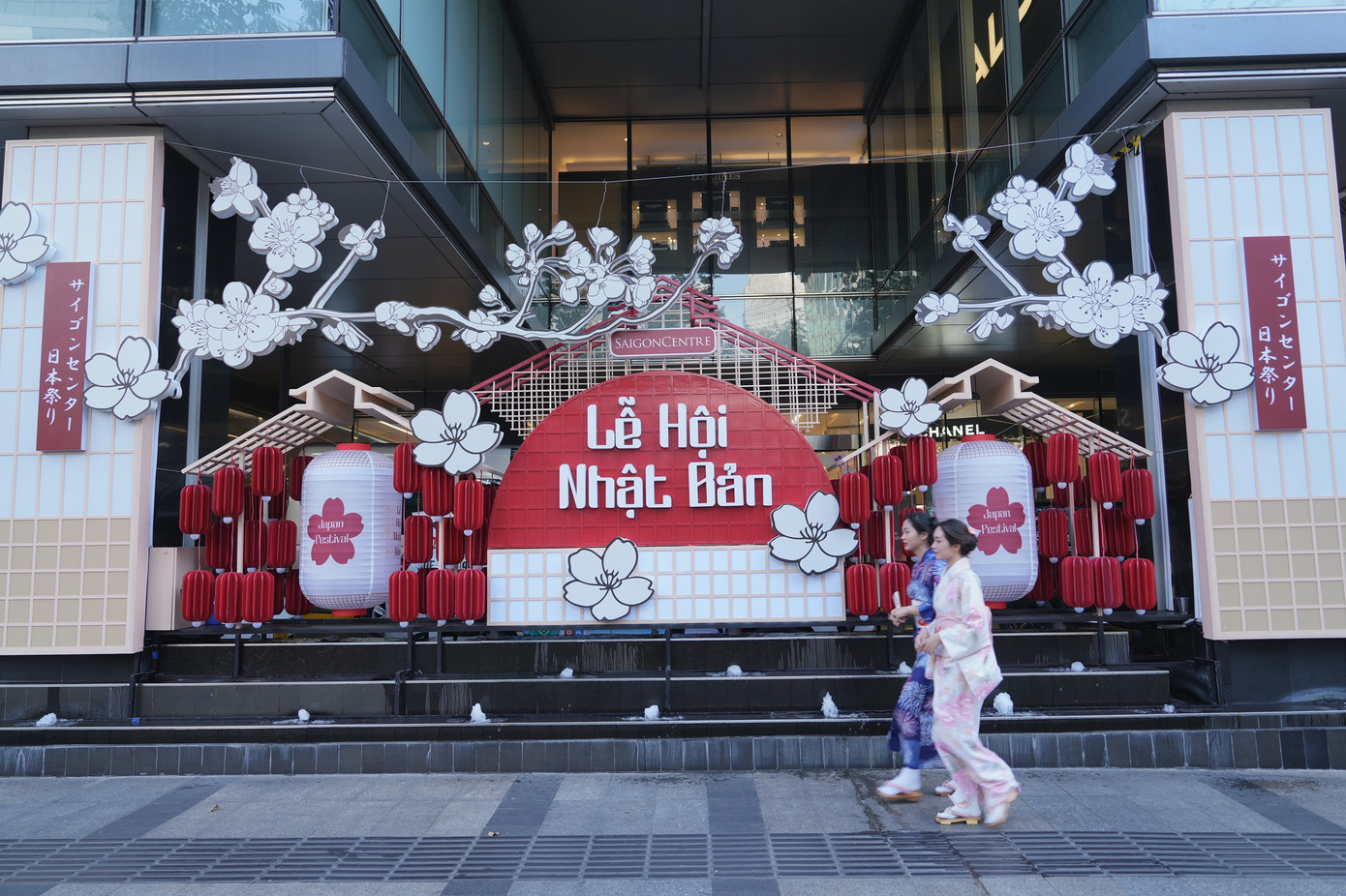 Bên ngoài trung tâm thương mại.