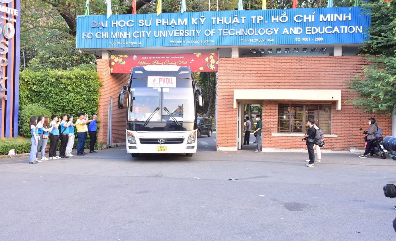 Chuyến xe rời thành phố đưa sinh viên về quê ngày 28/1
