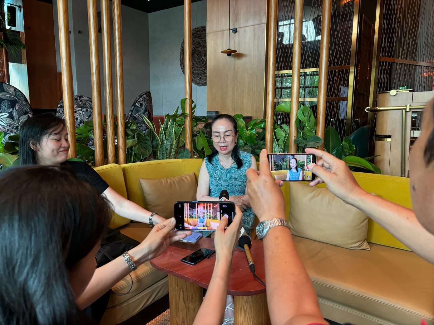 Bà Út Em thông tin về quyết định đình chỉ của Sở GD&ĐT TPHCM Bà Út Em thông tin về quyết định đình chỉ của Sở GD&ĐT TPHCM