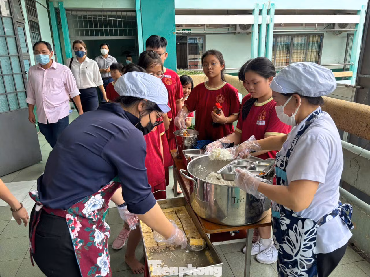 Phụ huynh đi từng lớp để kiểm tra việc phân chia thức ăn và khảo sát mức độ hài lòng của học sinh với bữa ăn bán trú