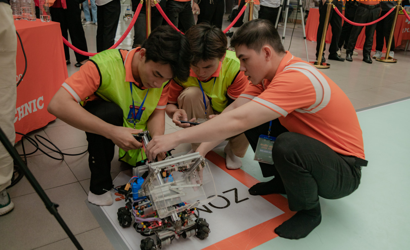 Sinh viên kiểm tra robot trước khi vận hành