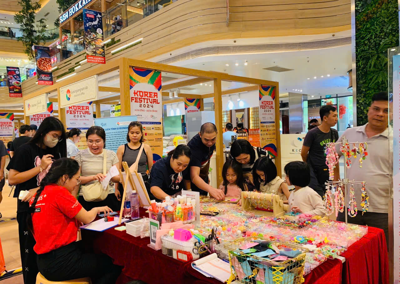 Người dân thích thú với các đồ trang trí thủ công đến từ Hàn Quốc