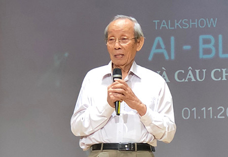 GS.TS. Trần Hồng Quân trong một lần chia sẻ tại talkshow GS.TS. Trần Hồng Quân trong một lần chia sẻ tại talkshow