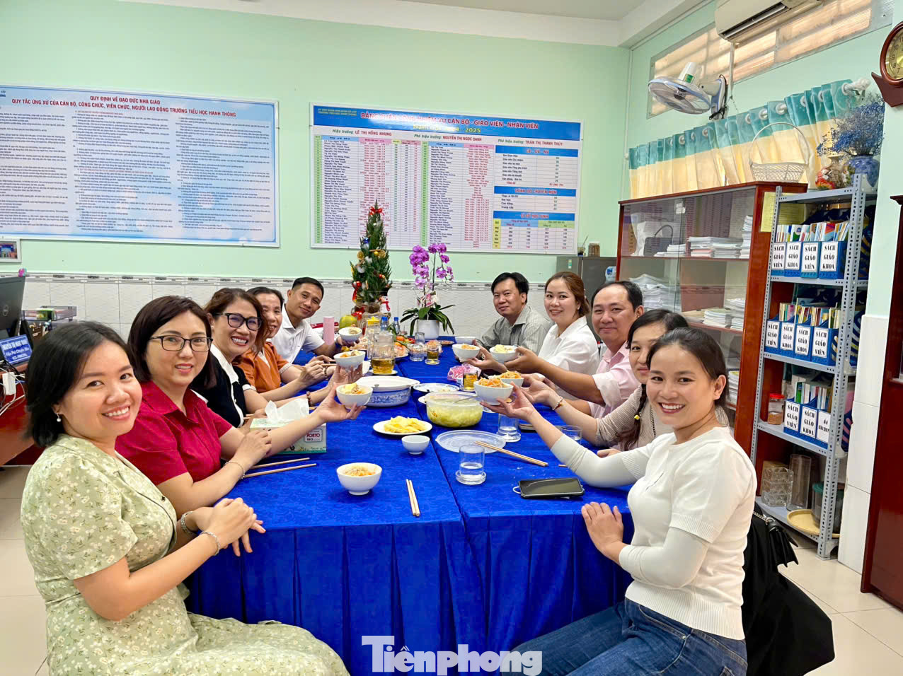 Sau khi tham quan hết các khâu bữa ăn bán trú, các phụ huynh được nhà trường mời cơm trưa tại phòng họp giáo viên đúng với thực đơn các học sinh đang dùng. Nhiều phụ huynh bày tỏ thích thú với buổi trải nghiệm đầy thú vị.