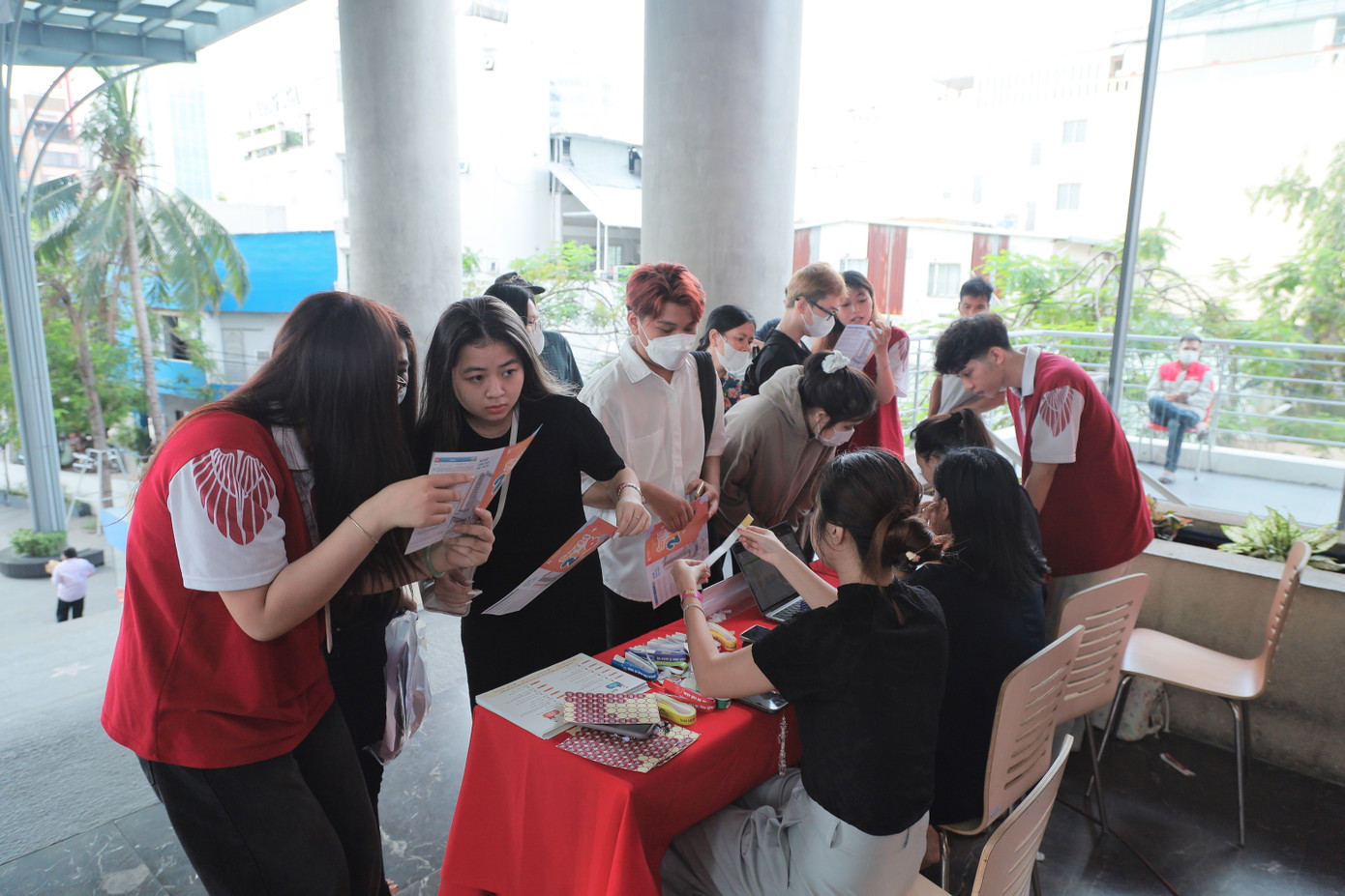Thí sinh đến làm thủ tục nhập học tại Trường ĐH Quốc tế Hồng Bàng