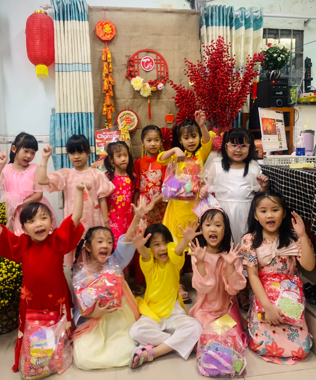 Học sinh lớp 1 ở TPHCM hào hứng trong ngày học cuối năm trước khi nghỉ Tết Nguyên đán Học sinh lớp 1 ở TPHCM hào hứng trong ngày học cuối năm trước khi nghỉ Tết Nguyên đán