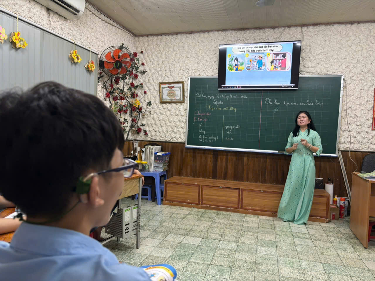 Do chịu nhiều thiệt thòi nên cô và trò nơi đây phải nổ lực rất nhiều so với bình thường Do chịu nhiều thiệt thòi nên cô và trò nơi đây phải nổ lực rất nhiều so với bình thường