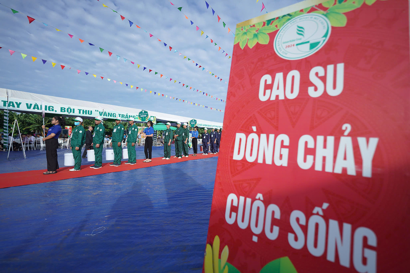 Ngày 16/12, tại vườn cây Nông trường Tân Lập, Cao su Đồng Phú (tỉnh Bình Phước), Tập đoàn Công nghiệp Cao su Việt Nam (VRG) tổ chức Lễ khai mạc Hội thi bàn tay vàng thu hoạch mủ cao su lần thứ XIV năm 2024. (ảnh: Phạm Nguyễn)