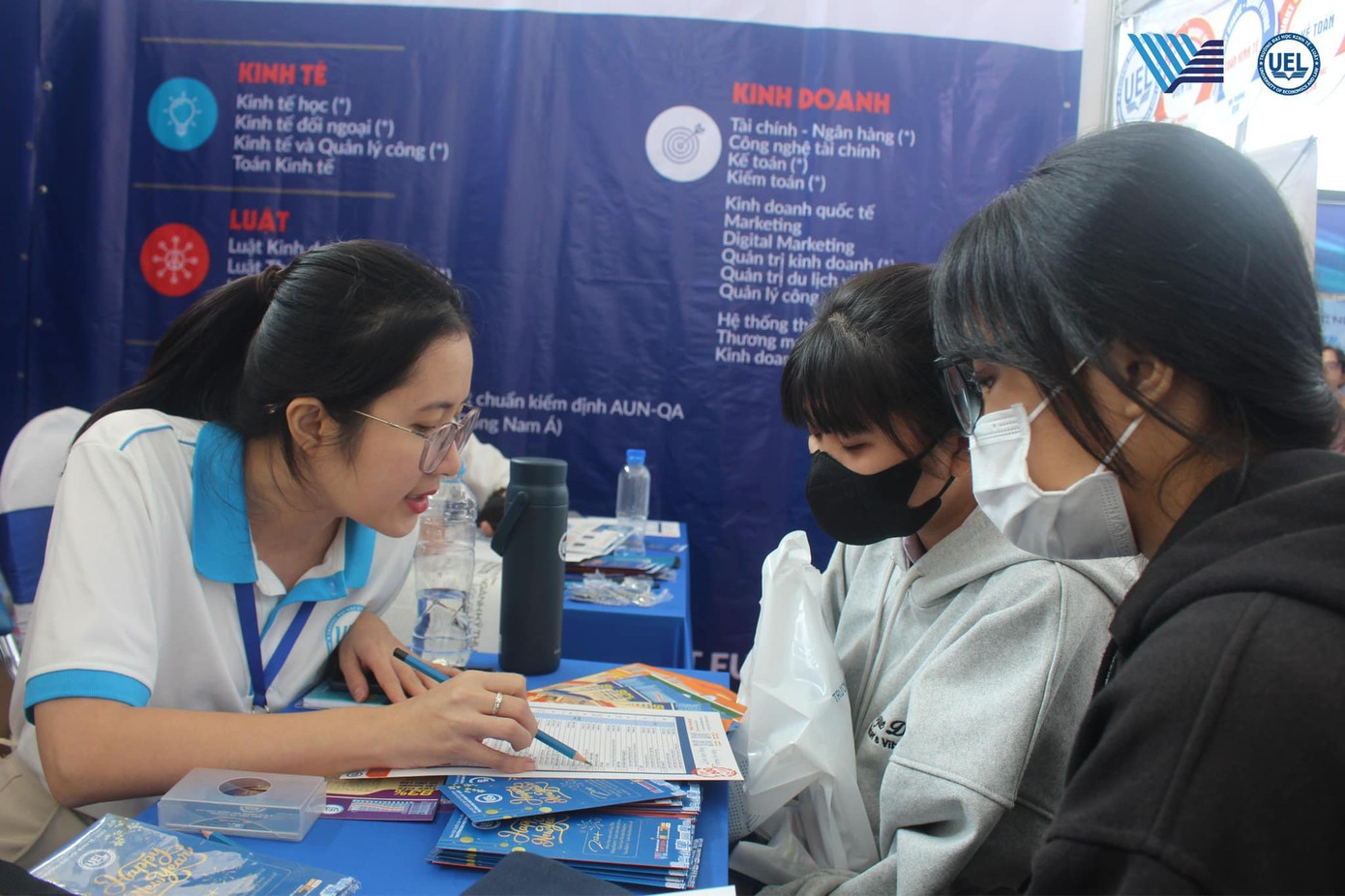 Thí sinh tìm hiểu thông tin ngành học tại ngày hội tuyển sinh tại TPHCM