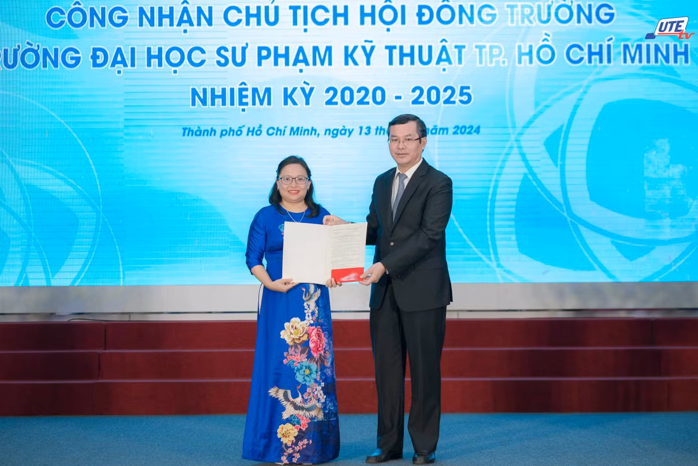Thứ trưởng Bộ GD&amp;ĐT Nguyễn Văn Phúc trao quyết định công nhận TS Trương Thị Hiền, Bí thư Đảng ủy, Phó hiệu trưởng Trường ĐH Sư phạm Kỹ thuật TPHCM giữ chức Chủ tịch hội đồng trường nhiệm kỳ 2020 – 2025