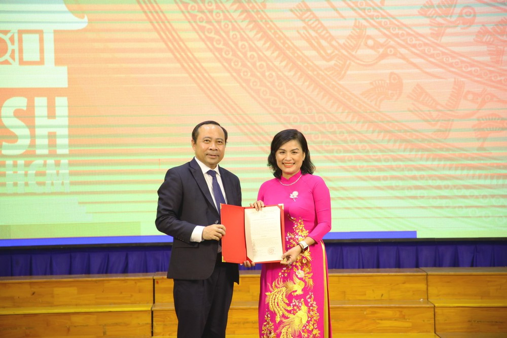 PGS.TS Vũ Hải Quân, Giám đốc ĐHQG TPHCM trao quyết định bổ nhiệm lại PGS.TS Ngô Thị Phương Lan giữ chức vụ Hiệu trưởng Trường ĐH KHXH&NV PGS.TS Vũ Hải Quân, Giám đốc ĐHQG TPHCM trao quyết định bổ nhiệm lại PGS.TS Ngô Thị Phương Lan giữ chức vụ Hiệu trưởng Trường ĐH KHXH&NV