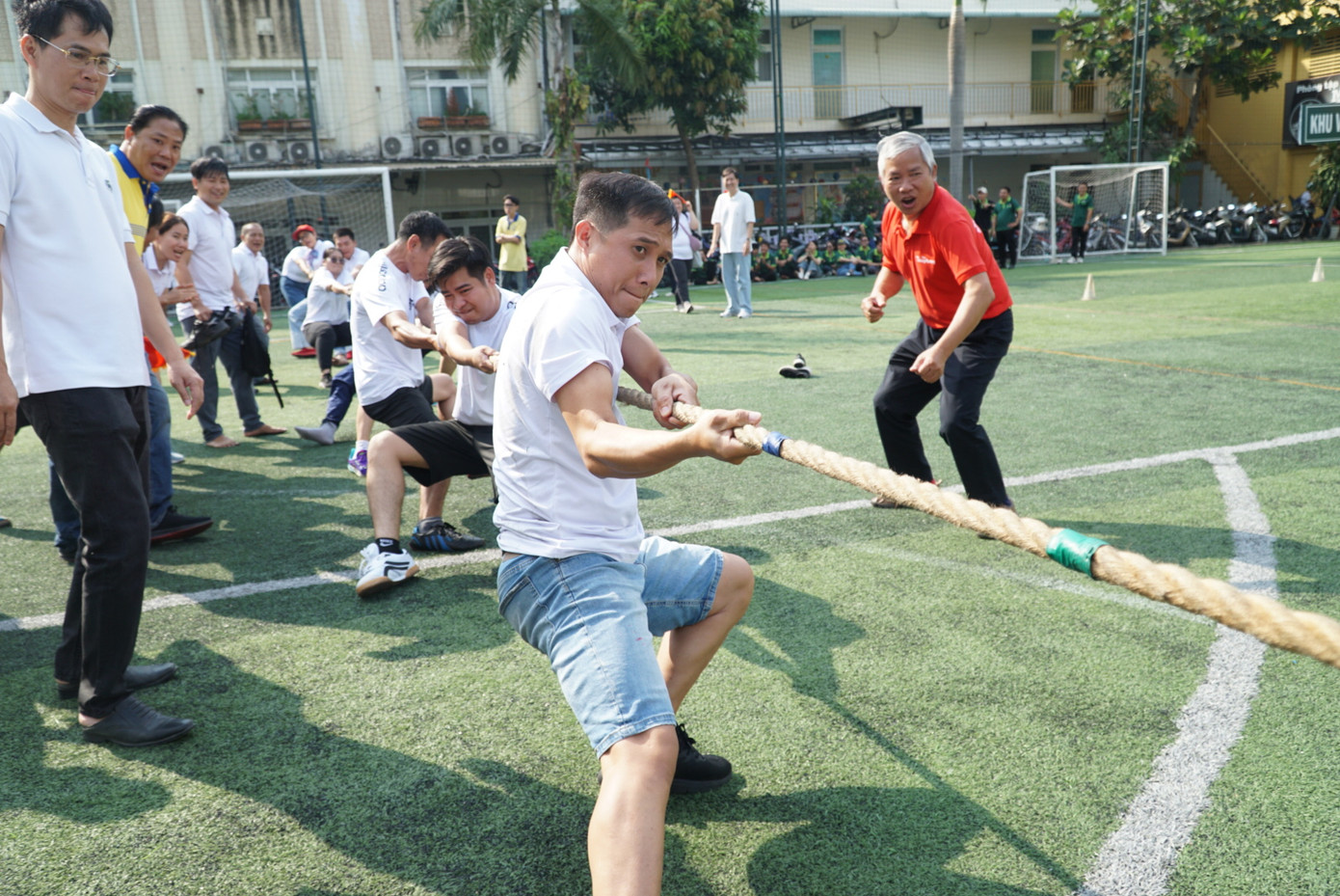 Đoàn viên, công đoàn viên thi đấu hết mình trong sự cổ vũ nhiệt tình của cổ động viên