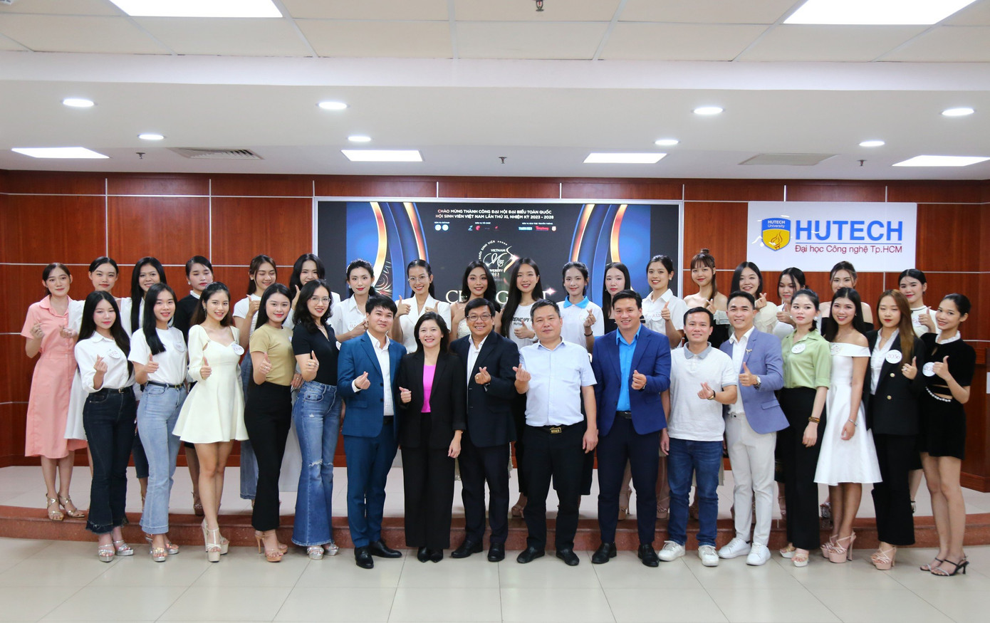 Thí sinh chụp ảnh cùng ban tổ chức và ban giám khảo tại vòng thi Thí sinh chụp ảnh cùng ban tổ chức và ban giám khảo tại vòng thi