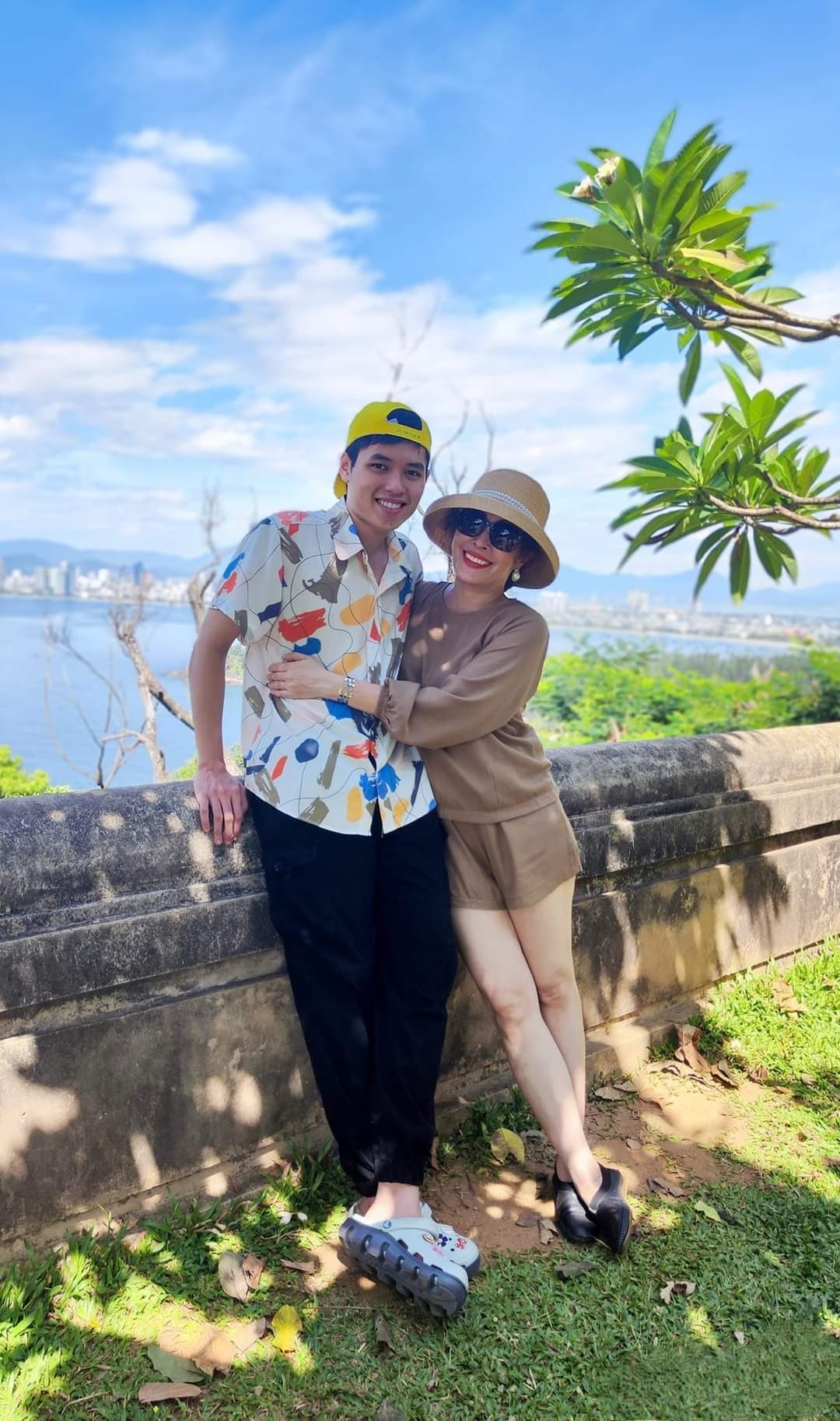 Hạo Thiên cùng mẹ trong một chuyến đi du lịch Hạo Thiên cùng mẹ trong một chuyến đi du lịch