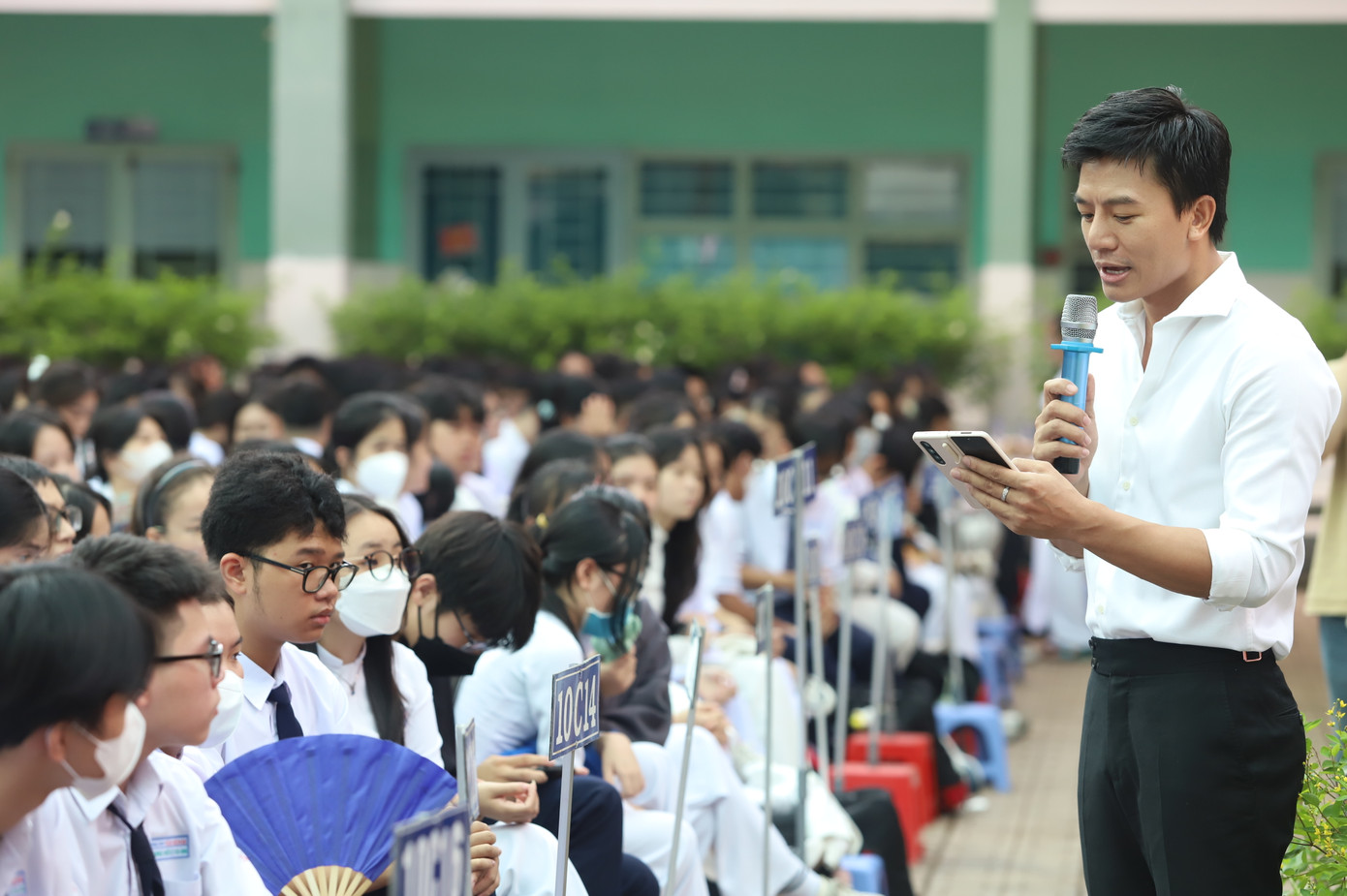 MC, diễn viên Hiếu Nguyễn dẫn dắt chương trình, giao lưu với các em học sinh Trường THPT Tân Bình, TPHCM