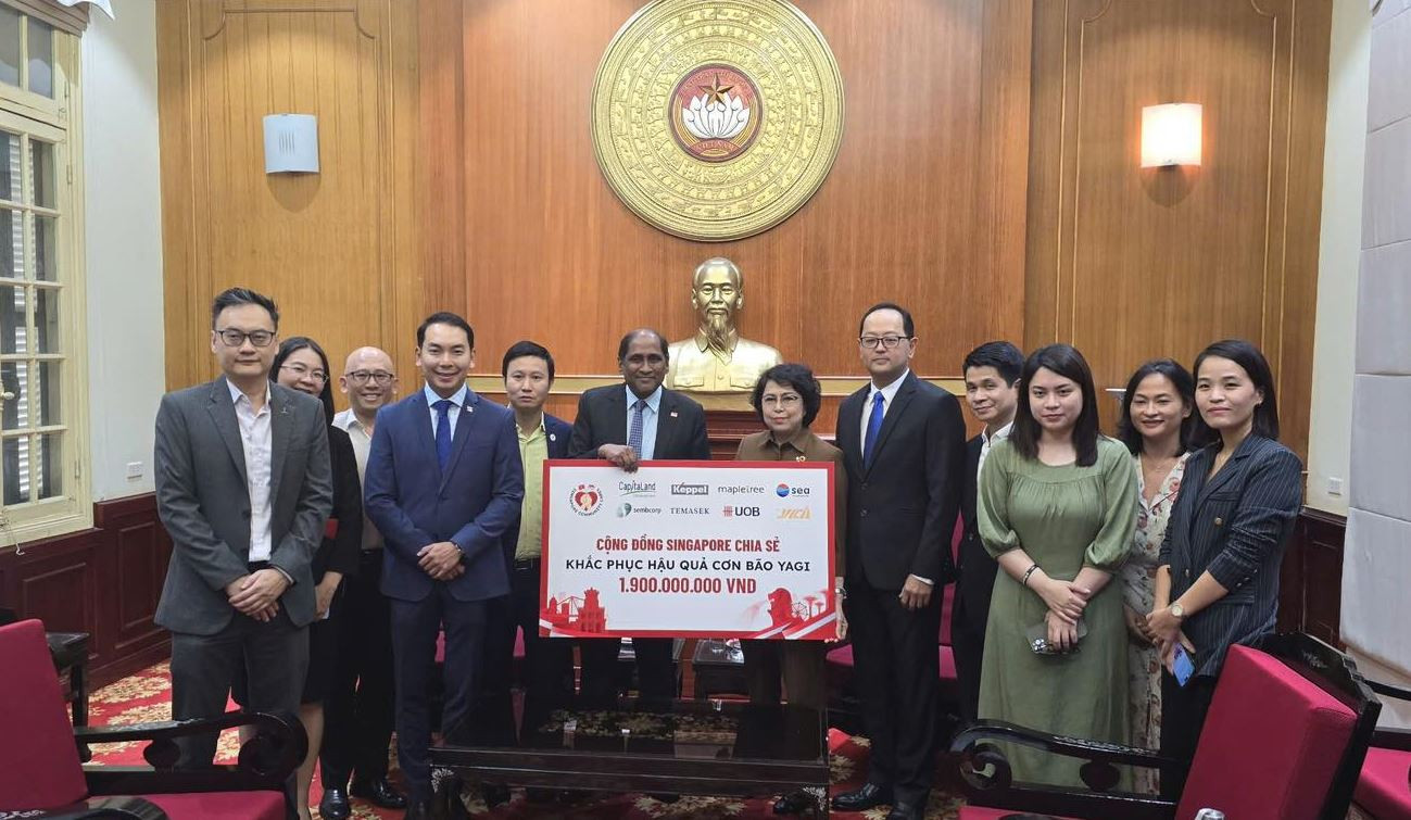 Ông Larry Tan (thứ ba từ trái sang), Executive Vice President, Bộ phận Quản lý tài sản, Khối Bất động sản, Keppel Việt Nam và ngài Jaya Ratnam (thứ sáu từ trái sang), Đại sứ Singapore tại Việt Nam cùng đại diện các doanh nghiệp Singapore tham gia Cộng đồng Singapore chia sẻ. Ông Larry Tan (thứ ba từ trái sang), Executive Vice President, Bộ phận Quản lý tài sản, Khối Bất động sản, Keppel Việt Nam và ngài Jaya Ratnam (thứ sáu từ trái sang), Đại sứ Singapore tại Việt Nam cùng đại diện các doanh nghiệp Singapore tham gia Cộng đồng Singapore chia sẻ.