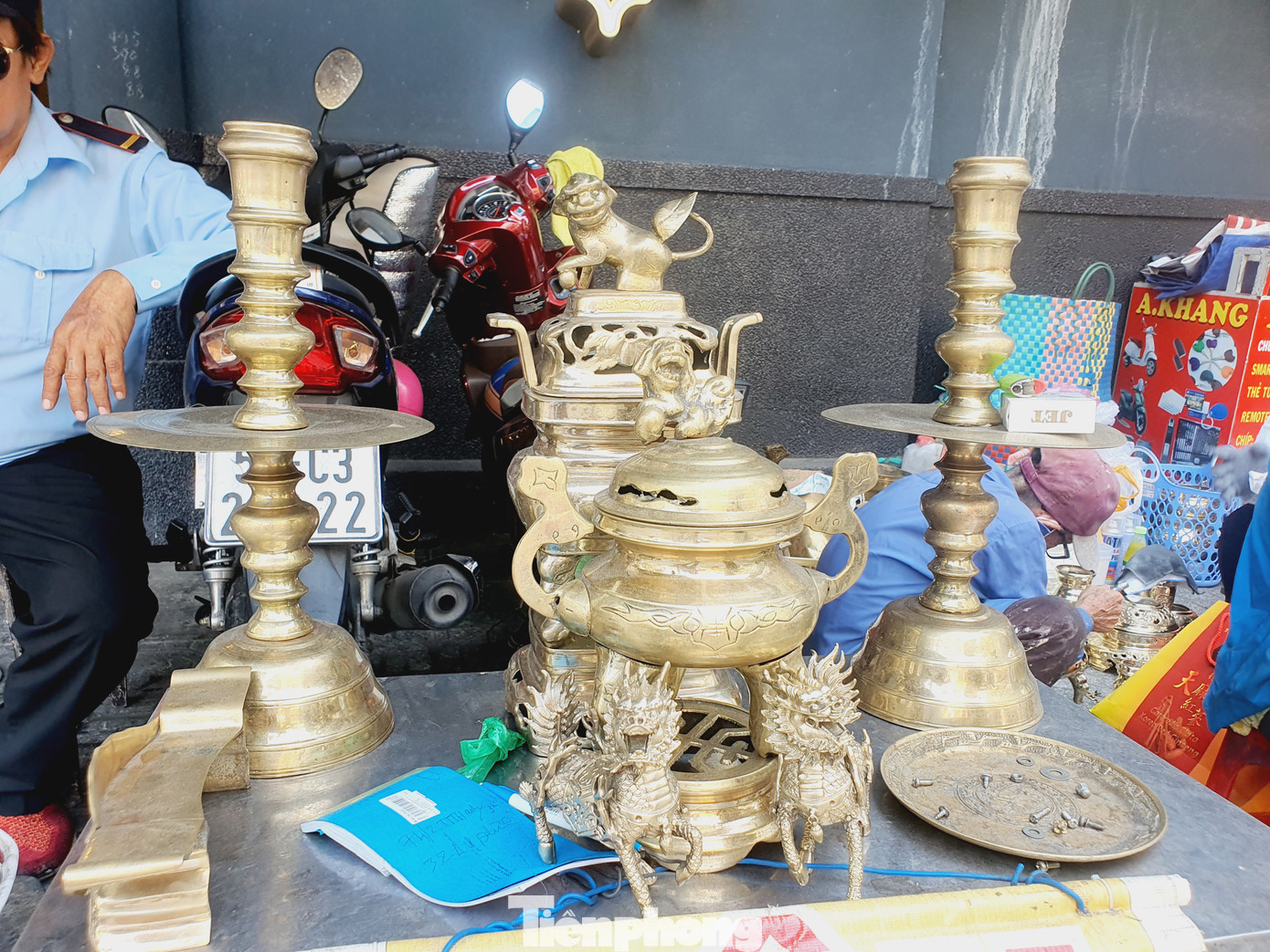 Theo bà Hậu, qua 40 năm, dù có nhiều thay đổi nhưng nghề đánh bóng lư đồng vẫn được ưa chuộng bởi nó là một nét văn hóa, truyền thống của người Việt. Theo bà Hậu, qua 40 năm, dù có nhiều thay đổi nhưng nghề đánh bóng lư đồng vẫn được ưa chuộng bởi nó là một nét văn hóa, truyền thống của người Việt.