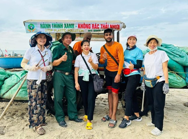 Đồng chí Nguyễn Văn Mạnh bên chiếc máy cày cùng những người đồng hành