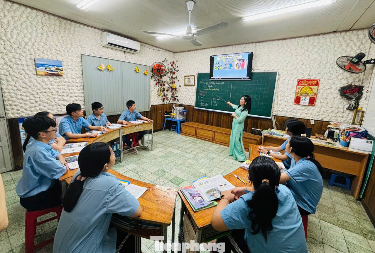 Cô Huyền luôn tìm tòi các phương pháp mới, thiết kế bài giảng hiện đại, hình ảnh sinh động để giúp học sinh dễ dàng tiếp thu Cô Huyền luôn tìm tòi các phương pháp mới, thiết kế bài giảng hiện đại, hình ảnh sinh động để giúp học sinh dễ dàng tiếp thu