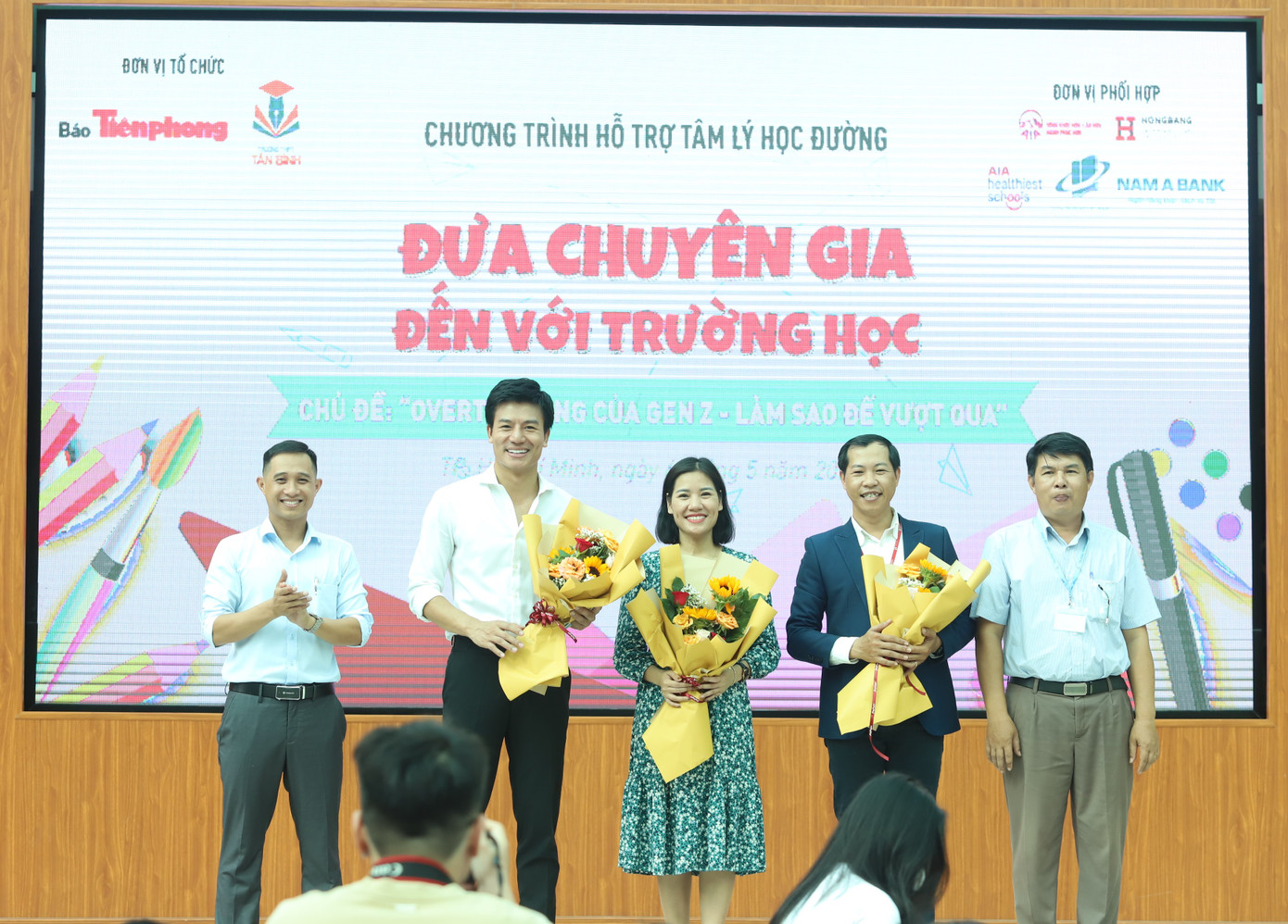 Ban tổ chức tặng hoa cảm ơn diễn giả đồng hành cùng chương trình