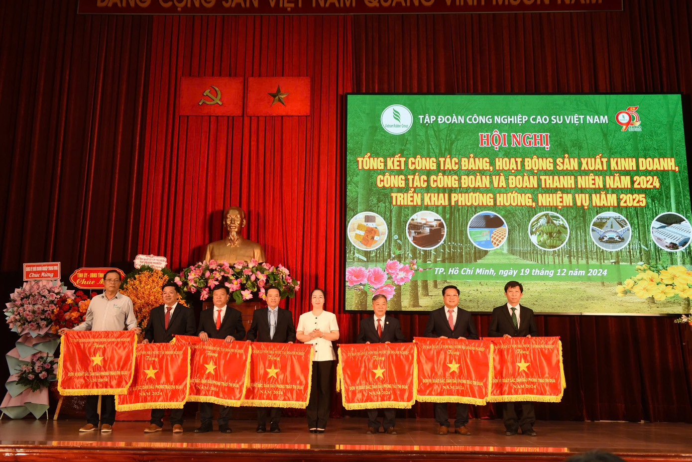 Các công ty đón nhận cờ thi đua của Ủy ban QLVNN tại Doanh nghiệp