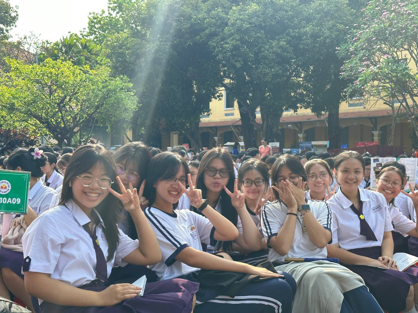 Học sinh lớp 12 ở TPHCM vui tươi trong một buổi ngoại khóa Học sinh lớp 12 ở TPHCM vui tươi trong một buổi ngoại khóa