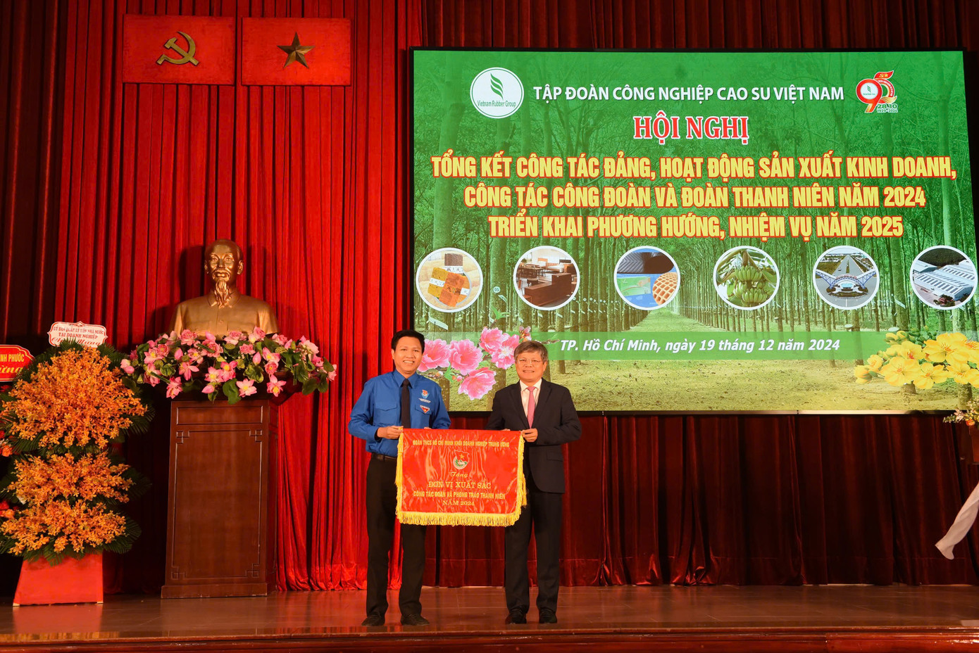 Ông Trần Công Kha – Chủ tịch HĐQT VRG trao cờ của Đoàn Khối DTTW cho đại diện Đoàn Thanh niên VRG