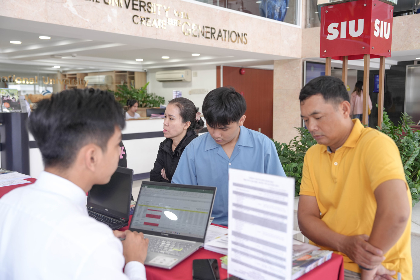 Thí sinh, phụ huynh tìm hiểu chọn ngành tại một trường đại học ở TPHCM