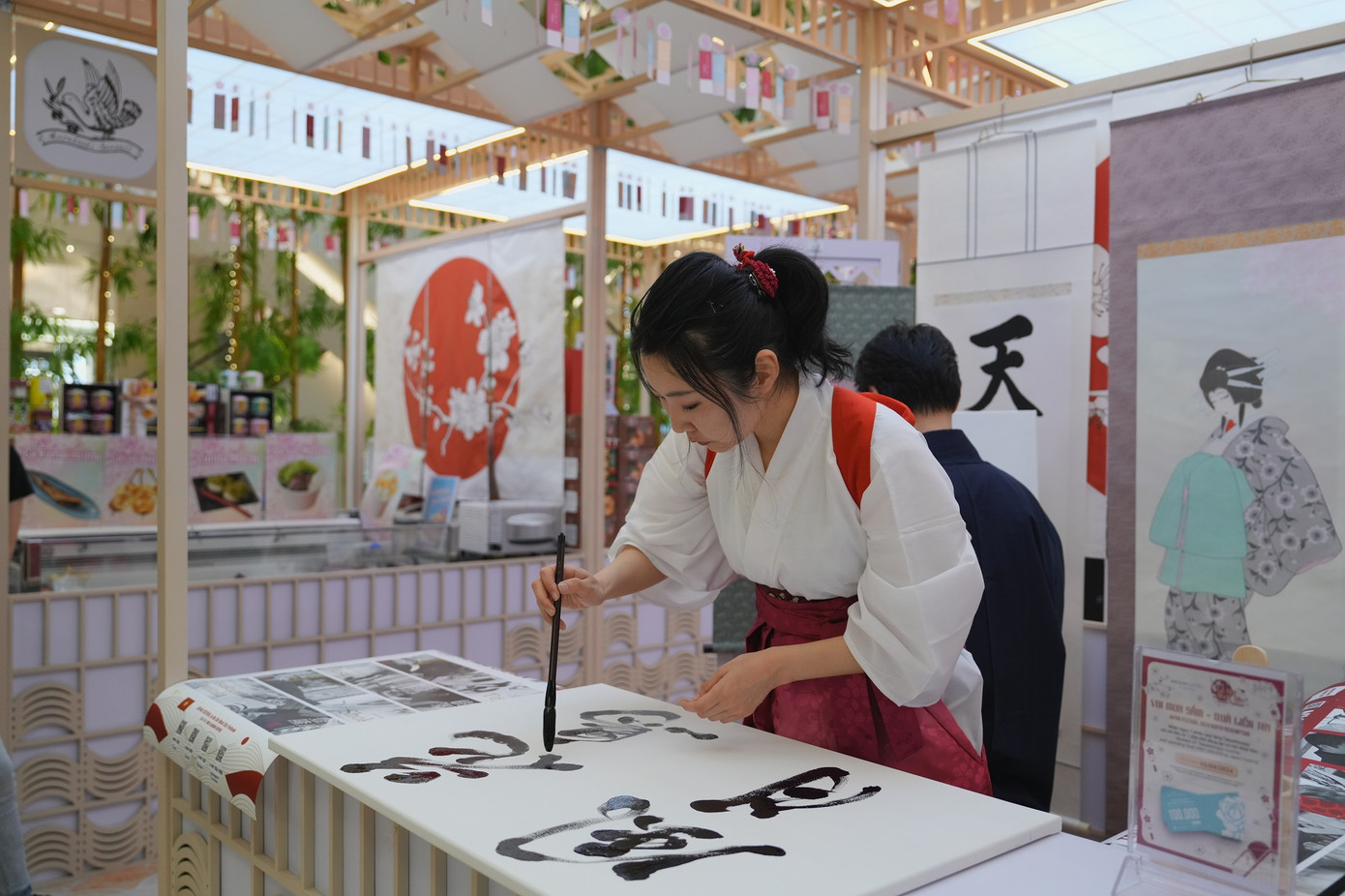 Khách mua sắm, người dân được trải nghiệm trang phục và viết thư pháp Nhật Bản...