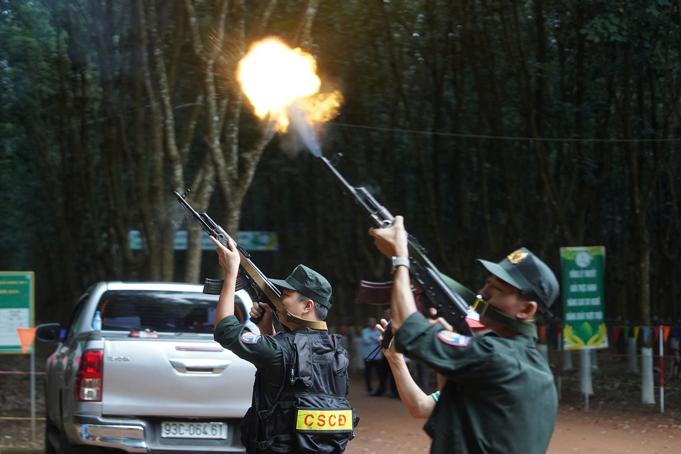 Nổ súng bắt đầu Hội thi Bàn tay vàng thu hoạch mủ cao su năm 2024 (ảnh: Phạm Nguyễn)