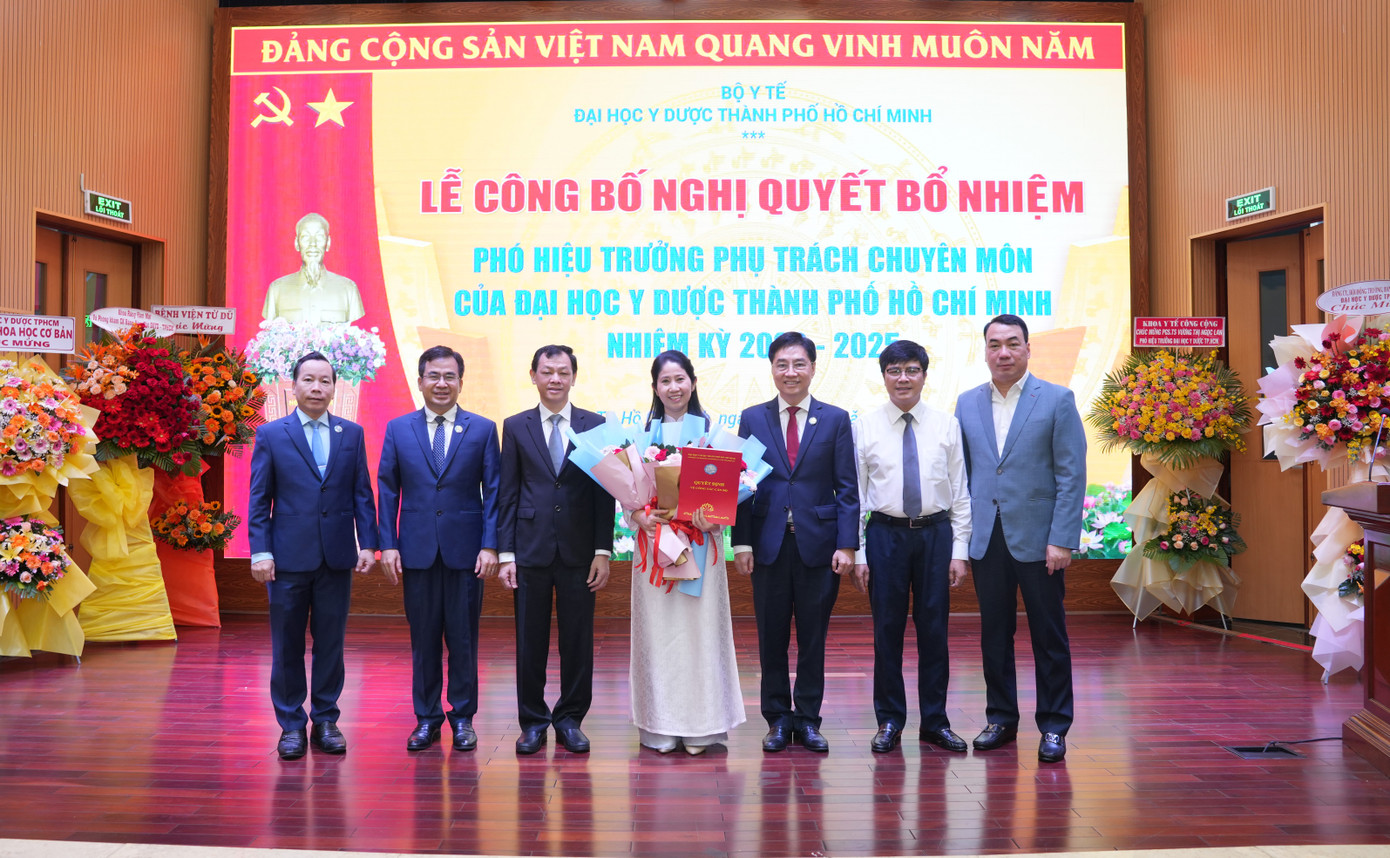 Lãnh đạo Bộ Y tế và Trường ĐH Y Dược TPHCM chúc mừng PGS.TS. BS Vương Thị Ngọc Lan Lãnh đạo Bộ Y tế và Trường ĐH Y Dược TPHCM chúc mừng PGS.TS. BS Vương Thị Ngọc Lan