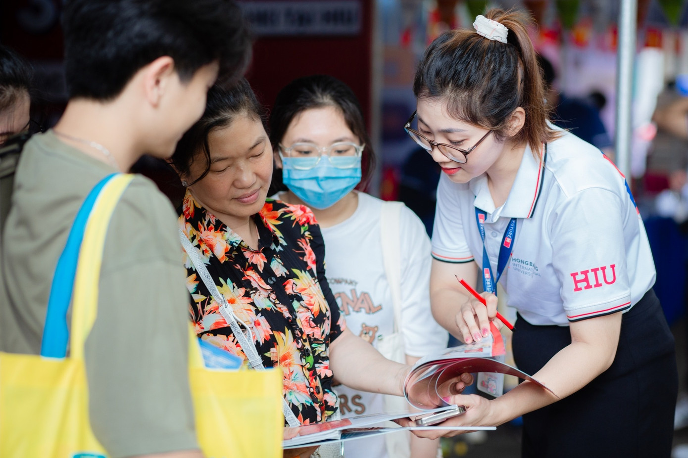 Thí sinh và phụ huynh đang được nhân viên tư vấn tuyển sinh thông tin về ngành học năm 2024 tại một chương trình tư vấn tuyển sinh ở TPHCM Thí sinh và phụ huynh đang được nhân viên tư vấn tuyển sinh thông tin về ngành học năm 2024 tại một chương trình tư vấn tuyển sinh ở TPHCM