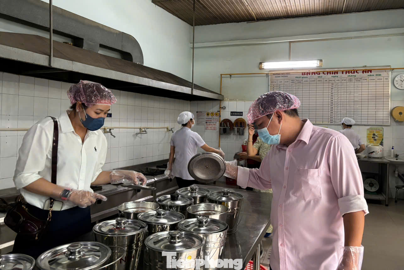 Nhiều phụ huynh đã đăng ký tham quan cả 3 ca để tìm hiểu quy trình của nhà trường. Phụ huynh trực tiếp kiểm tra thức ăn và bảo quản tại bếp