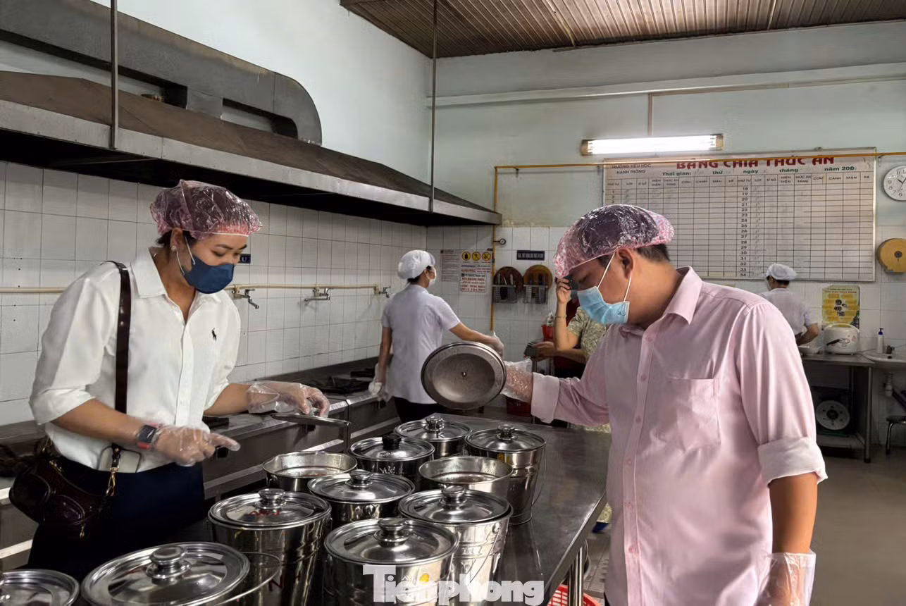 Nhiều phụ huynh đã đăng ký tham quan cả 3 ca để tìm hiểu quy trình của nhà trường. Phụ huynh trực tiếp kiểm tra thức ăn và bảo quản tại bếp