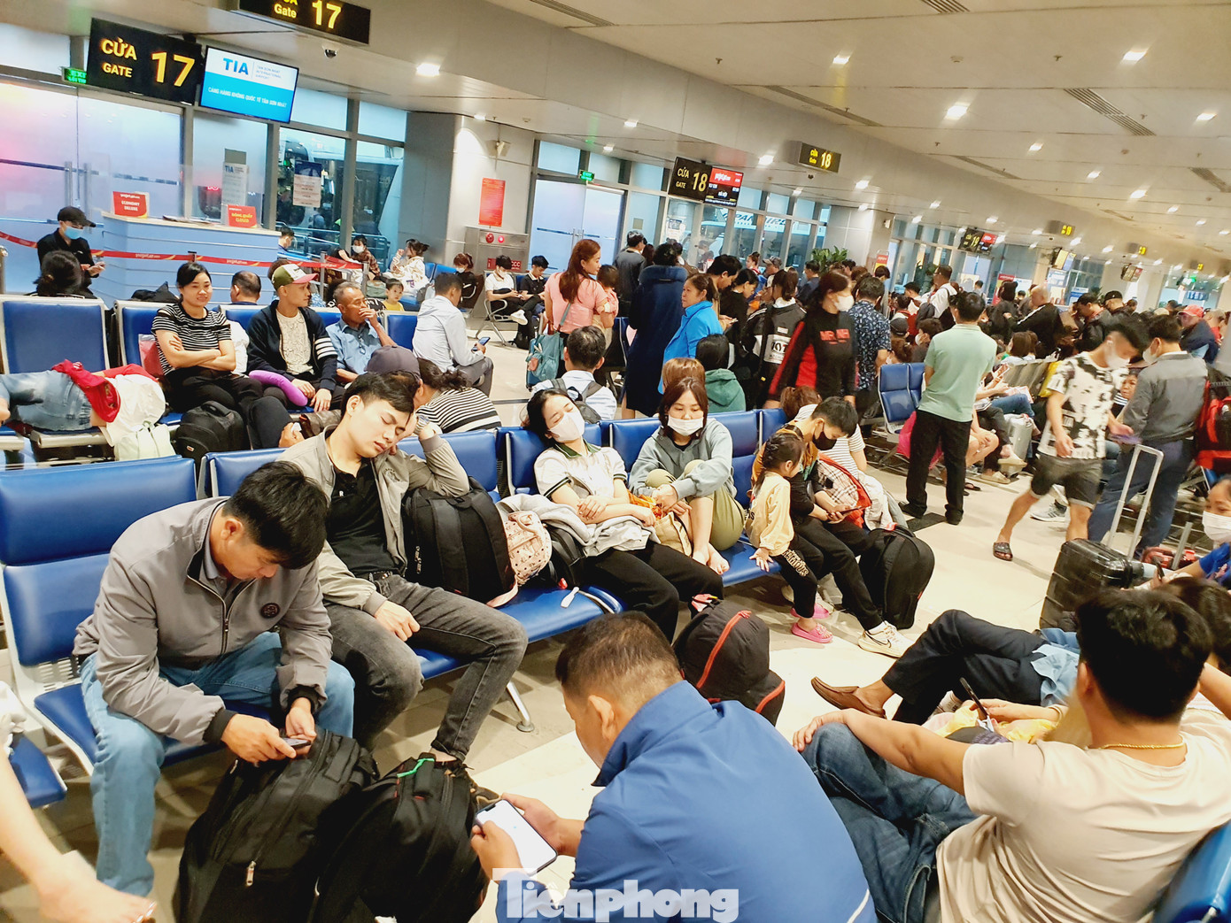 Nhiều hành khách vật vờ tại sân bay chờ đến giờ lên máy bay