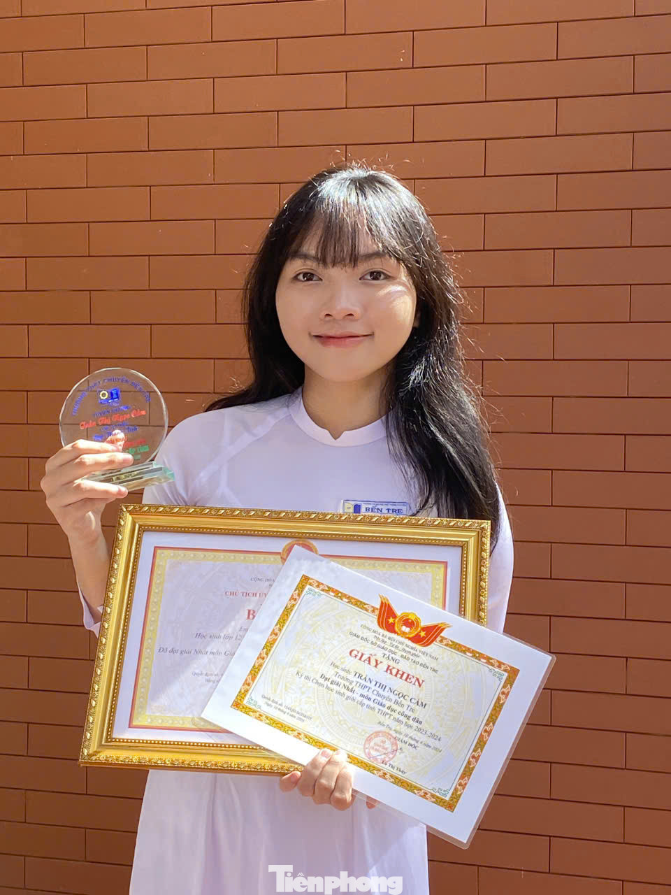 Dù hoàn cảnh gia đình khó khăn nhưng Ngọc Cầm không vì thế mà nản lòng, em đã vượt qua và gặt hái nhiều danh hiệu trong học tập Dù hoàn cảnh gia đình khó khăn nhưng Ngọc Cầm không vì thế mà nản lòng, em đã vượt qua và gặt hái nhiều danh hiệu trong học tập