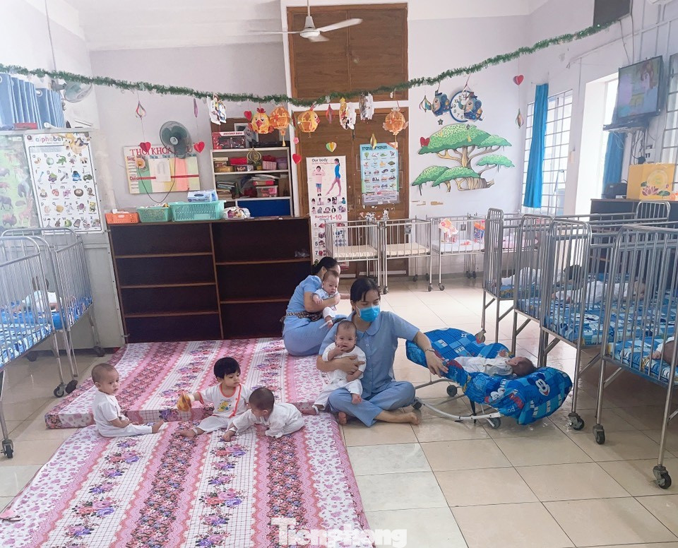 Các trẻ từ Mái ấm Hoa Hồng đang được các nhân viên Trung tâm Nuôi dưỡng bảo trợ trẻ em Gò Vấp chăm sóc. Ảnh: X.D. Các trẻ từ Mái ấm Hoa Hồng đang được các nhân viên Trung tâm Nuôi dưỡng bảo trợ trẻ em Gò Vấp chăm sóc. Ảnh: X.D.