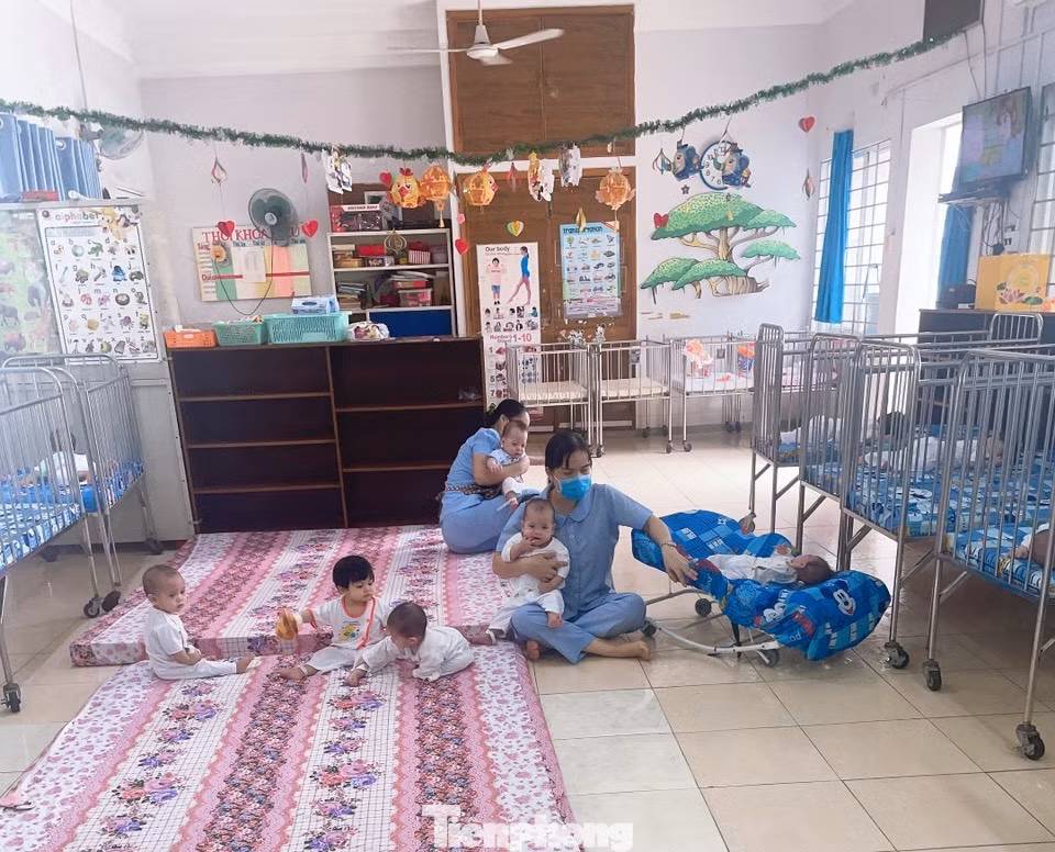 Các trẻ từ Mái ấm Hoa Hồng đang được các nhân viên Trung tâm Nuôi dưỡng bảo trợ trẻ em Gò Vấp chăm sóc. Ảnh: X.D.
