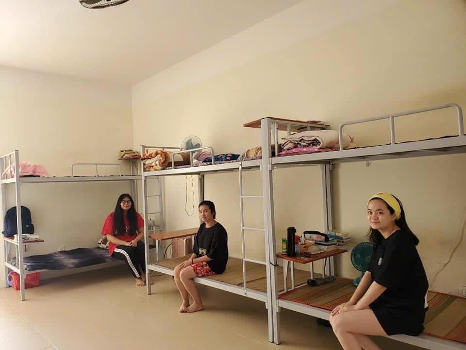 Không gian ký túc xá của Trường ĐH Văn hóa TPHCM. Tại đây, giường chiếu, chăn màn đều được nhà trường chuẩn bị cho sinh viên Không gian ký túc xá của Trường ĐH Văn hóa TPHCM. Tại đây, giường chiếu, chăn màn đều được nhà trường chuẩn bị cho sinh viên